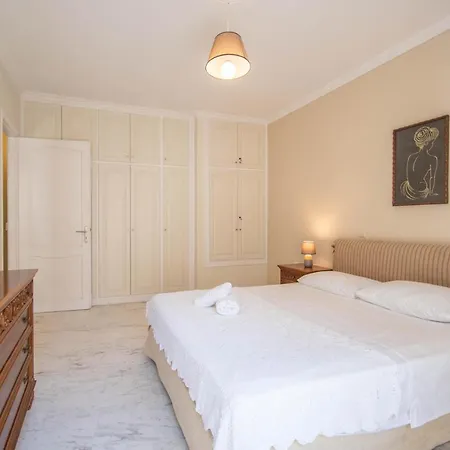 Metropolis Apartment